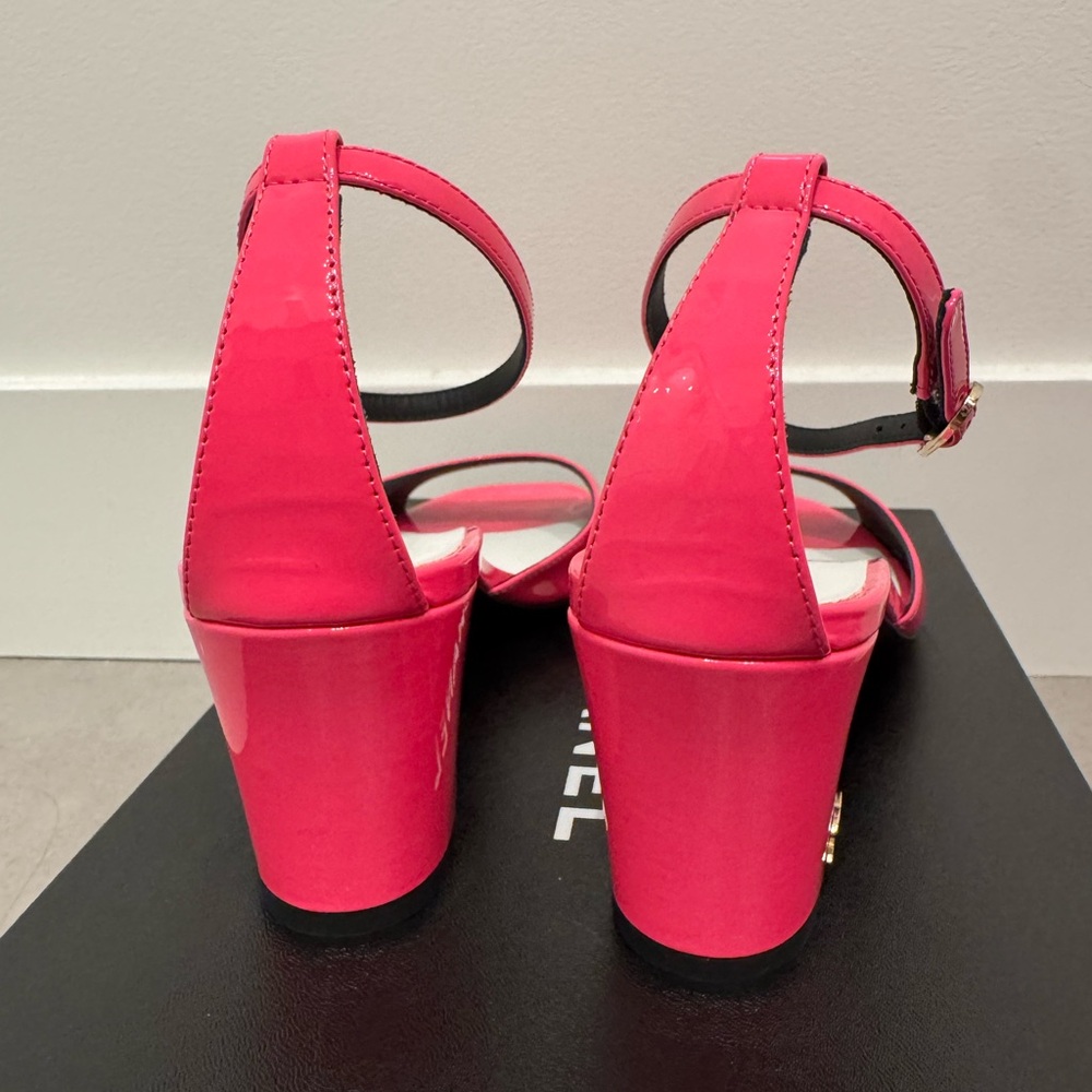 CHANEL 23A Metiers D'Art Pink Patent Ankle Strap Sandals Heels 39 US 8.5 NIB - Picture 7 of 11